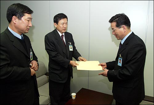 정태승 전경련 전무(왼쪽에서 두번째)와 국상호 상무가 13일 오후 인수위원회를 방문, 정순균 인수위 대변인에게 김석중 상무의 뉴욕타임즈 발언에 관한 해명 공문을 전달하고 있다. 